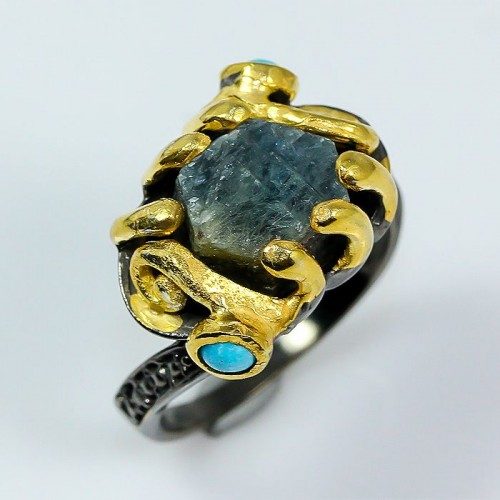טבעת יוקרה עבודת יד כסף ציפוי זהב ורודיום שחור בשיבוץ ספיר גלם כחול וטורקיז