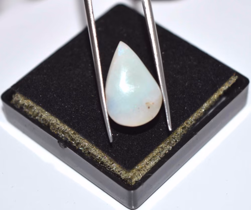 אופל Opal לבן אפרפר לשיבוץ - תעודה 4.75 קרט מידה: 4*11*17 מ"מ