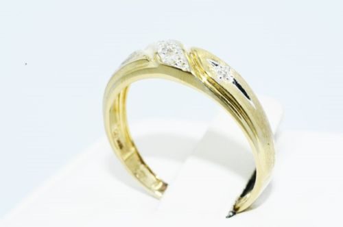 טבעת נישואין זהב צהוב 10 קרט בשיבוץ יהלומים לבנים 05. קרט מידה: 7.75