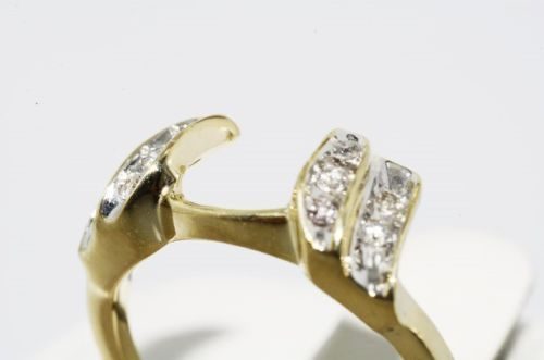 טבעת זהב צהוב 10 קרט בשיבוץ יהלומים לבנים 10. קרט ניקיון: l1 מידה: 5.25