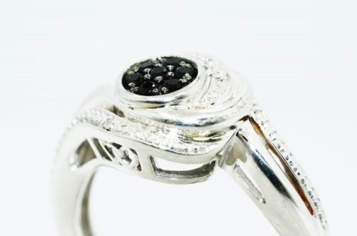 טבעת כסף 925 בשיבוץ יהלומים שחורים ועיטור אבני טופז לבן מידה 7