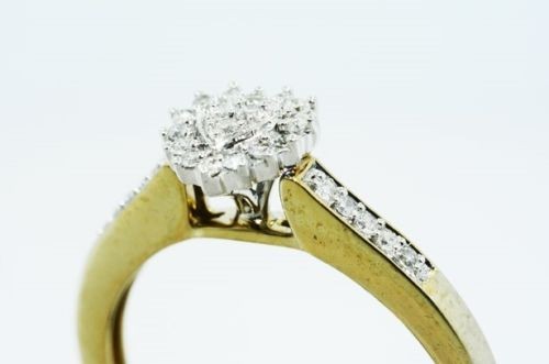 טבעת כסף בציפוי זהב עיצוב לב בשיבוץ יהלומים לבנים 12. קרט ניקיון יהלומים: SI3 מידה: 7.25