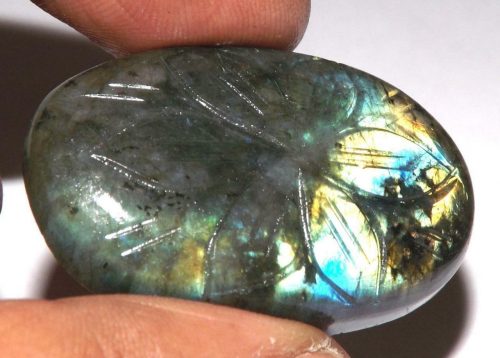 לברדורייט Labradorite מלוטש לשיבוץ קבושון חריטות עבודת יד במשקל: 68 קרט