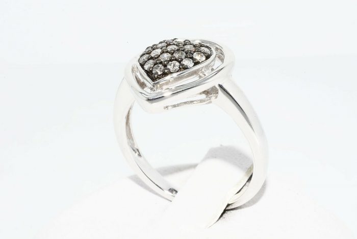 טבעת כסף 925 עיצוב לב בשיבוץ 18 יהלומים אפורים 39. קרט ניקיון יהלומים: I1 מידה: 7