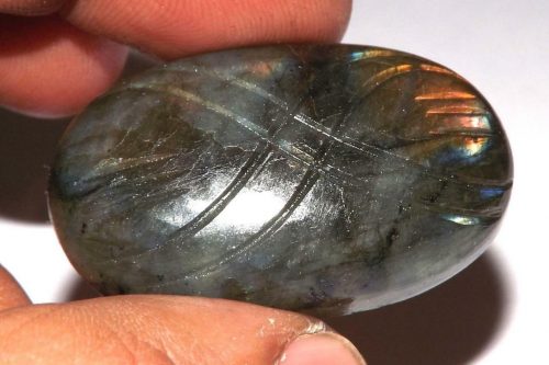 לברדורייט Labradorite מלוטש לשיבוץ (אפריקה) עיטורי חריטות עבודת יד במשקל: 70 קרט