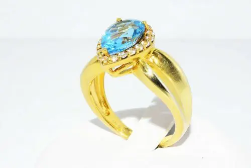 טבעת יוקרה כסף 925 בציפוי זהב בשיבוץ טופז כחול 4.50 קרט + 20 טופז לבן 50. קרט מידה: 7.25