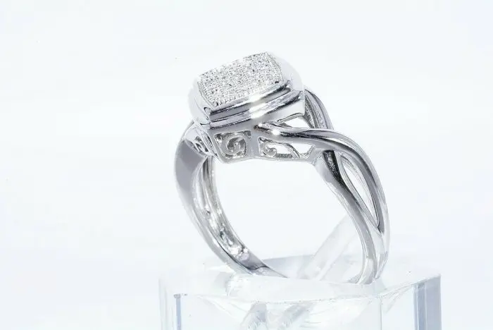 טבעת יוקרה כסף 925 בשיבוץ 17 יהלומים לבנים משקל: 06. קרט ניקיון: SI1 מידה: 7.25