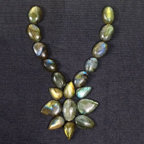 לברדורייט Labradorite מלוטש לשיבוץ 19 יחידות להכנת שרשרת במשקל: 215 קרט