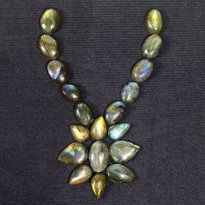 לברדורייט Labradorite מלוטש לשיבוץ 19 יחידות להכנת שרשרת במשקל: 215 קרט