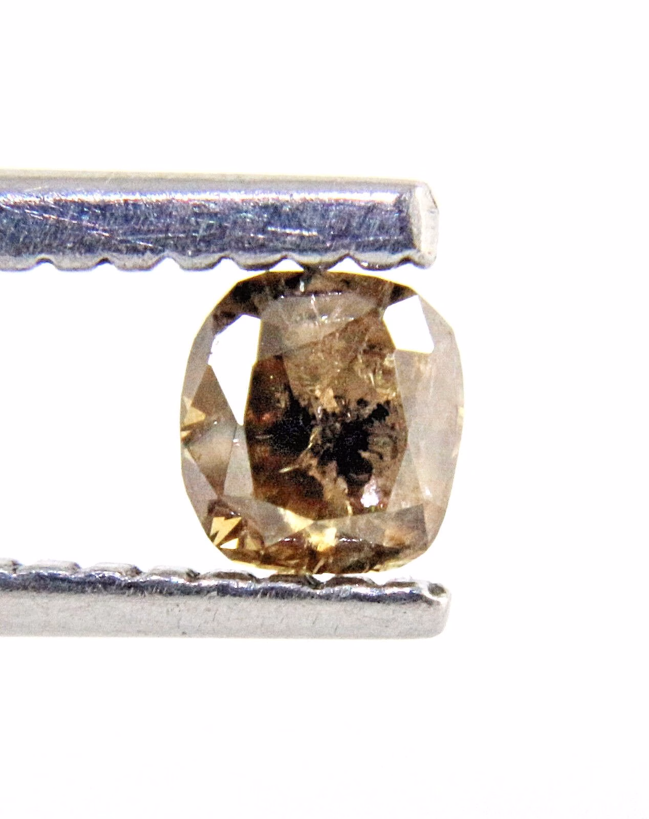 יהלום חום זהוב Natural diamond מלוטש לשיבוץ מידה: 4.02*3.77*3.36 מ"מ במשקל: 0.39 קרט