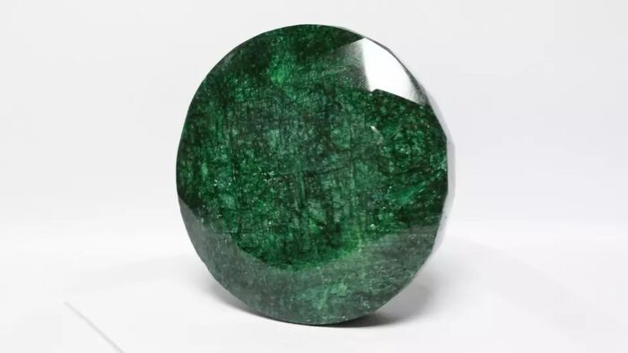 לאספנים: אמרלד אזמרגד ברקת Emerald עגול מלוטש במשקל: 10500 קרט - 2.1 ק"ג