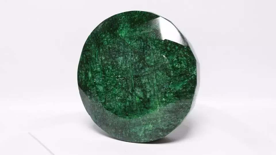 לאספנים: אמרלד אזמרגד ברקת Emerald עגול מלוטש במשקל: 10500 קרט - 2.1 ק"ג