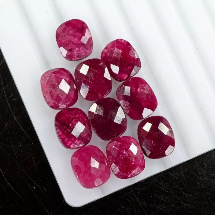 רובי אודם Ruby מלוטש לשיבוץ במשקל: 7.5 קרט מידה: 10*12 מ"מ