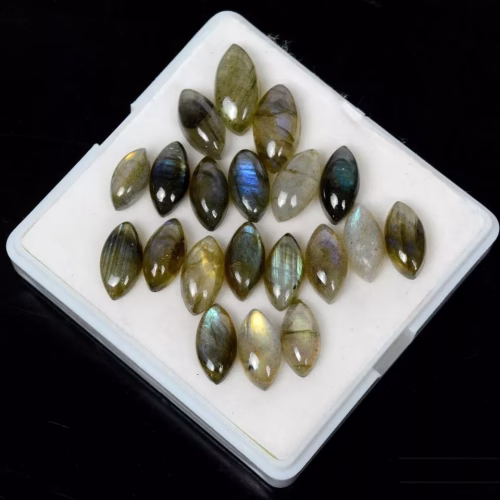 לברדורייט Labradorite מלוטש לשיבוץ במשקל: 3.70 קרט מידה: 12-16 מ"מ