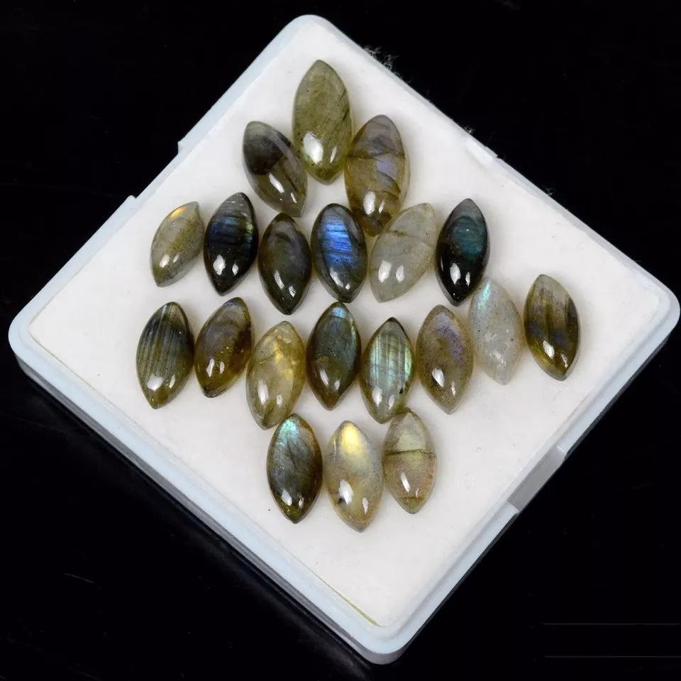 לברדורייט Labradorite מלוטש לשיבוץ במשקל: 3.70 קרט מידה: 12-16 מ"מ
