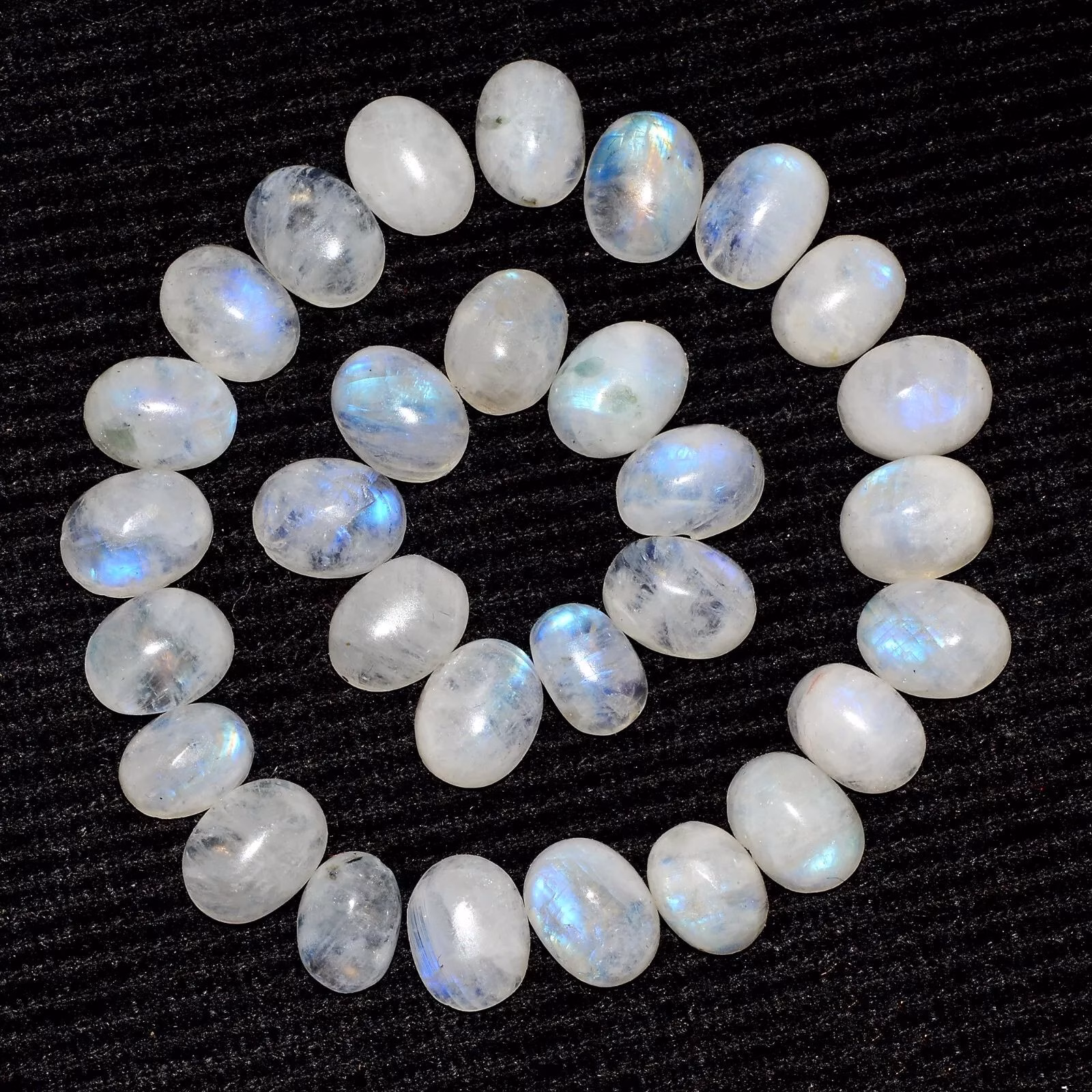 מונסטון ריינבואו Moonstone מלוטש לשיבוץ מידה: 7-8 מ"מ במשקל: כ 2 קרט