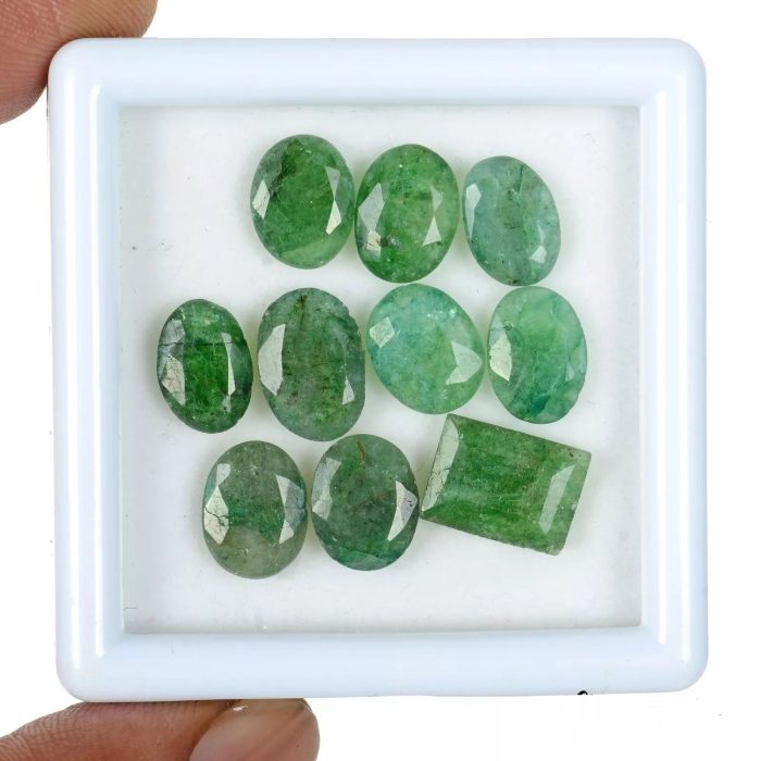 אמרלד אזמרגד ברקת Emerald מלוטש לשיבוץ מידה: 10-11 מ"מ במשקל: כ 2.6 קרט ברזיל