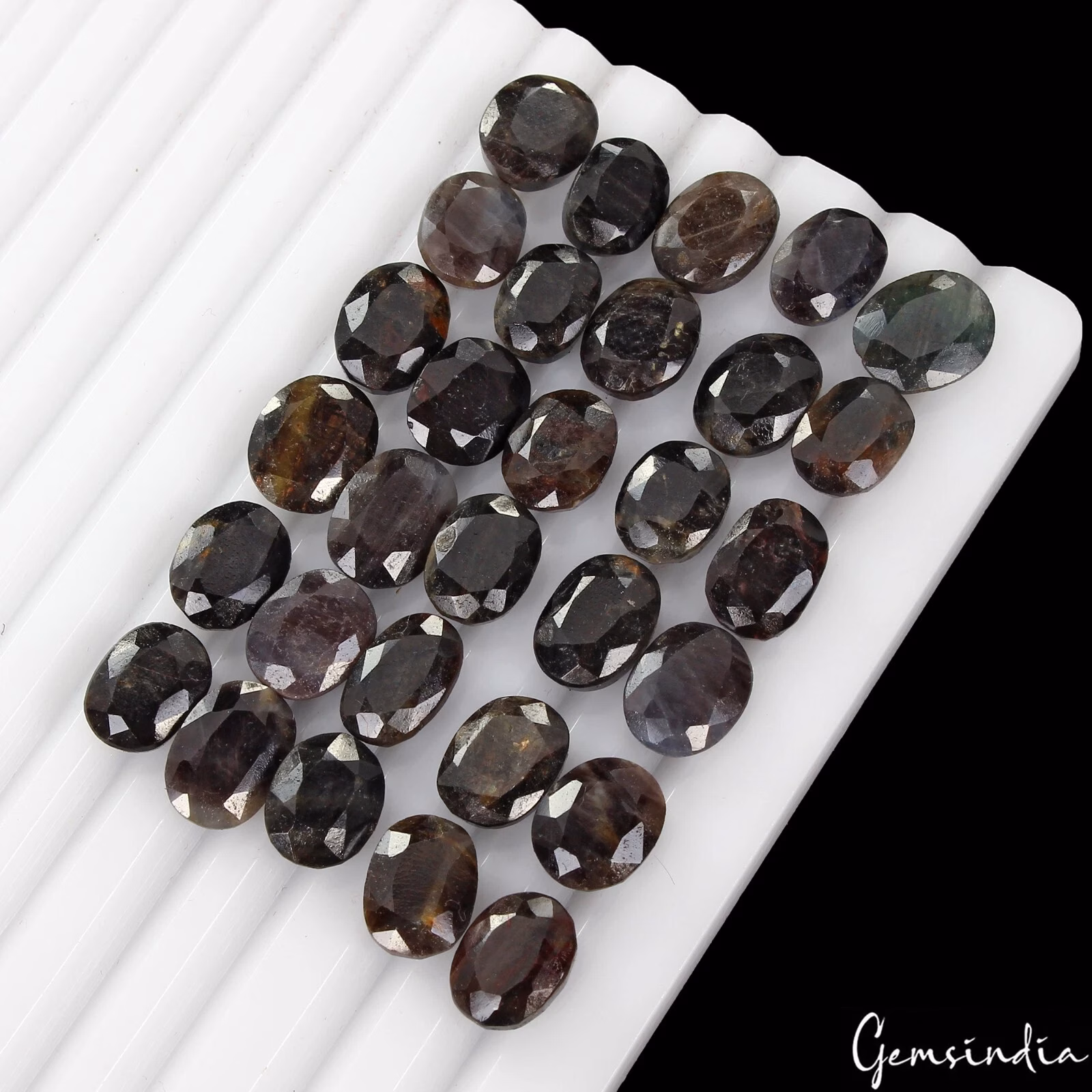 ספיר שחור Sapphire מלוטש לשיבוץ במשקל: כ 5.5 קרט מידה: 10-12 מ"מ