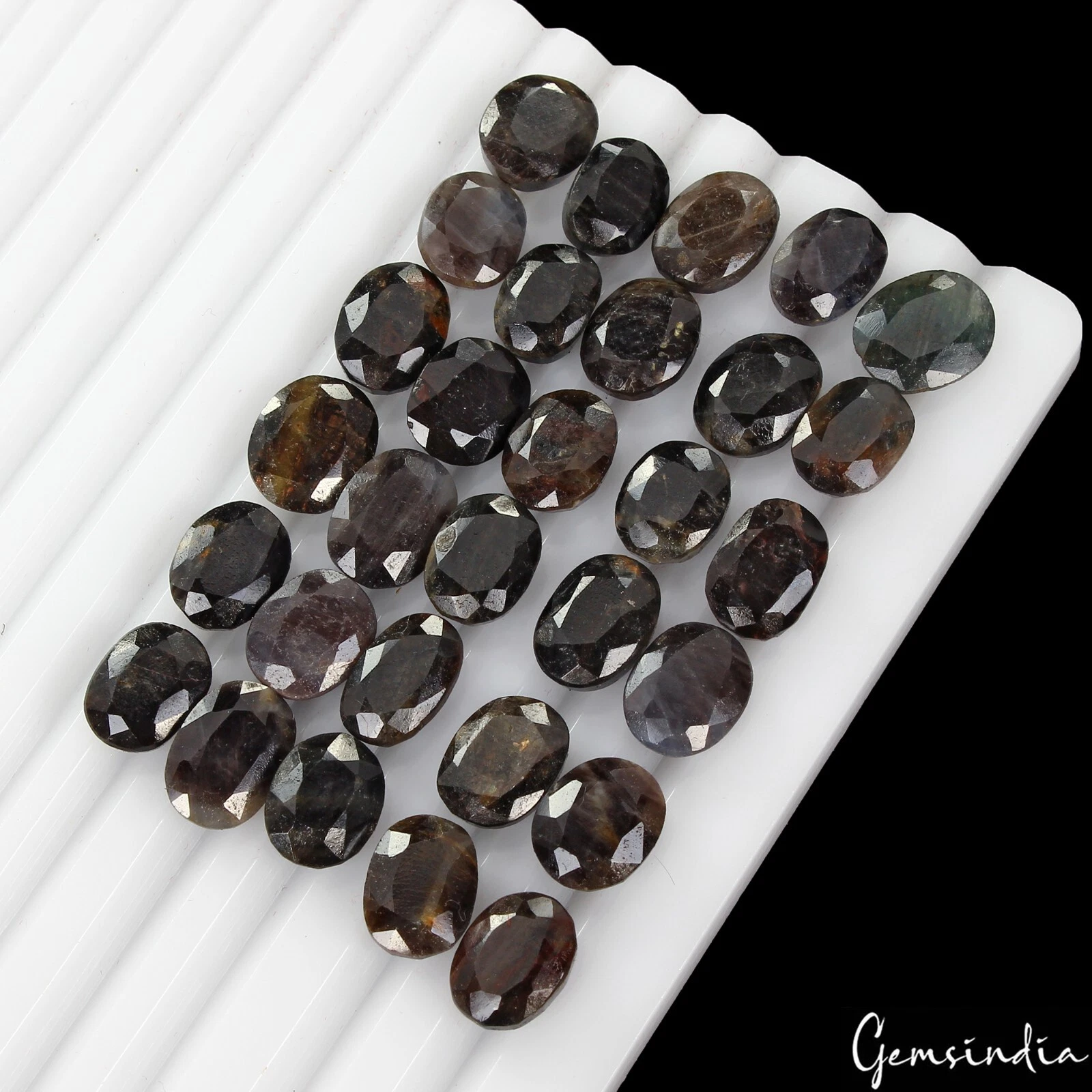 ספיר שחור Sapphire מלוטש לשיבוץ במשקל: כ 5.5 קרט מידה: 10-12 מ"מ